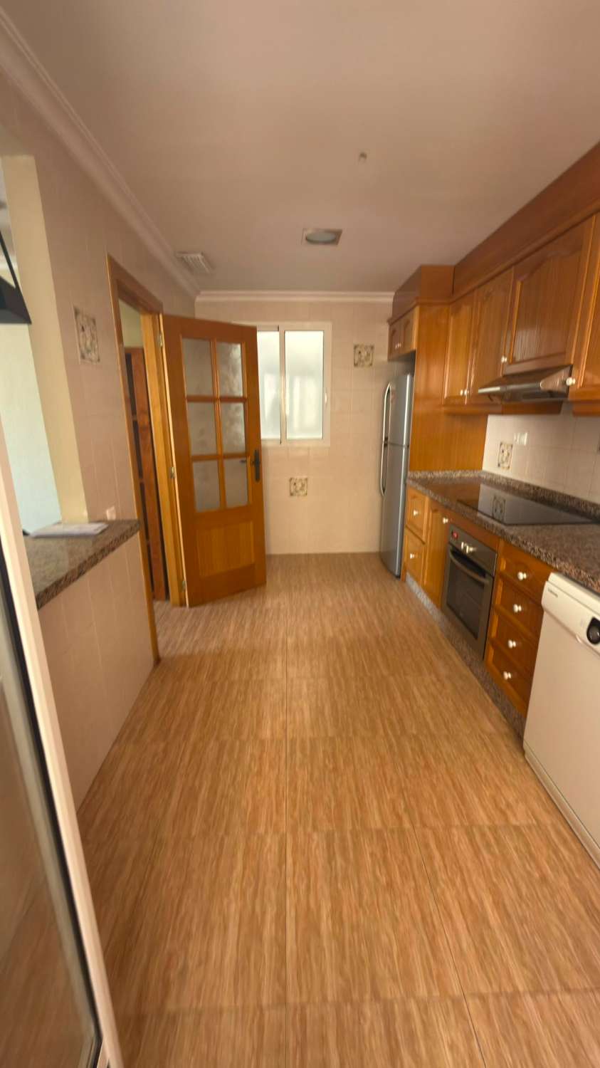 Amplio apartamento de 3 dormitorios en alquiler en Albatera con parking y almacenamiento