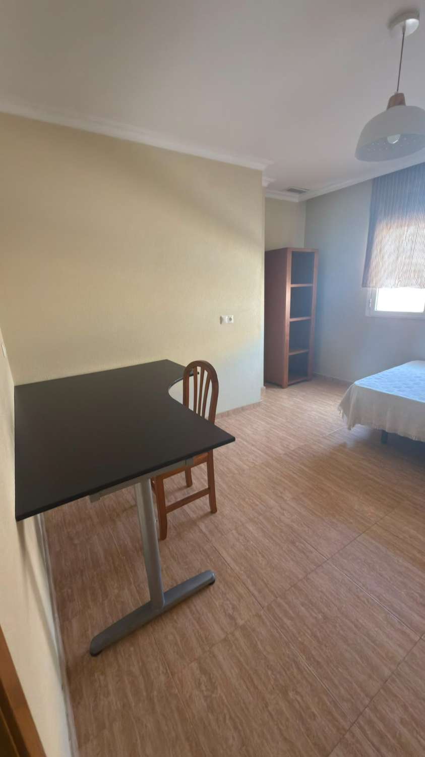Amplio apartamento de 3 dormitorios en alquiler en Albatera con parking y almacenamiento