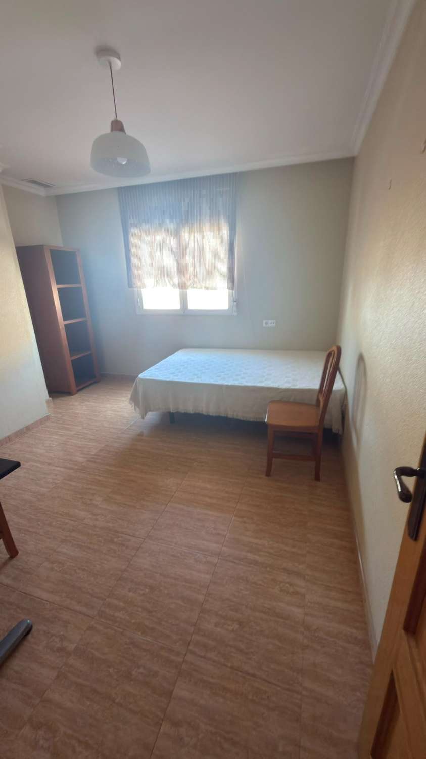 Amplio apartamento de 3 dormitorios en alquiler en Albatera con parking y almacenamiento