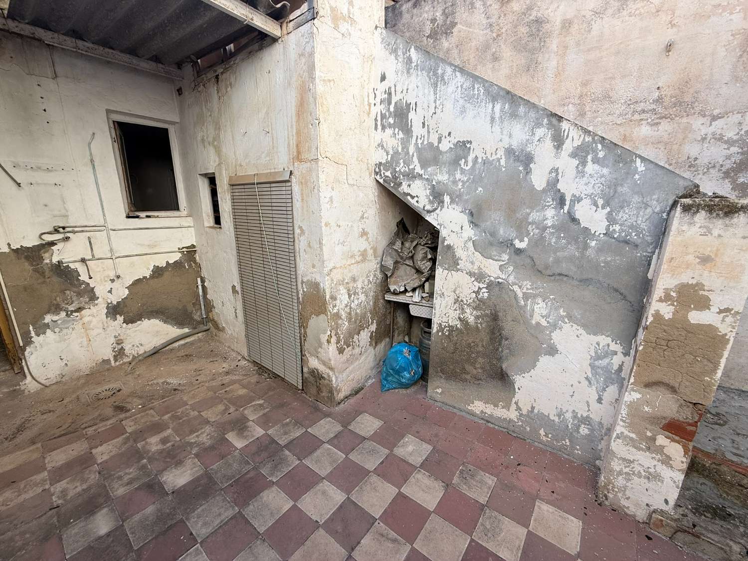 Refurb Project - Single-Storey Home with Patio and Great Potential in Crevillente