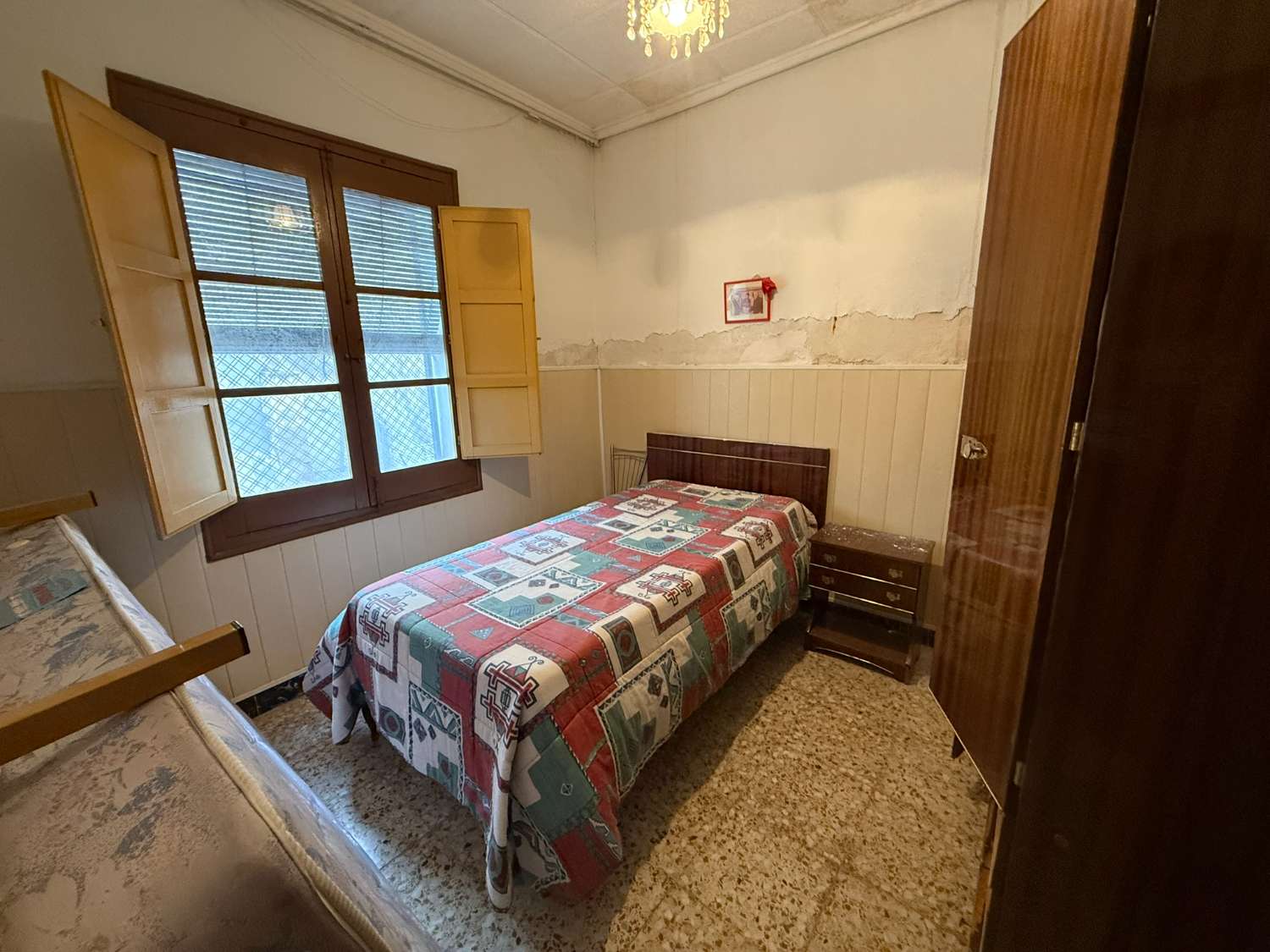 Refurb Project - Single-Storey Home with Patio and Great Potential in Crevillente