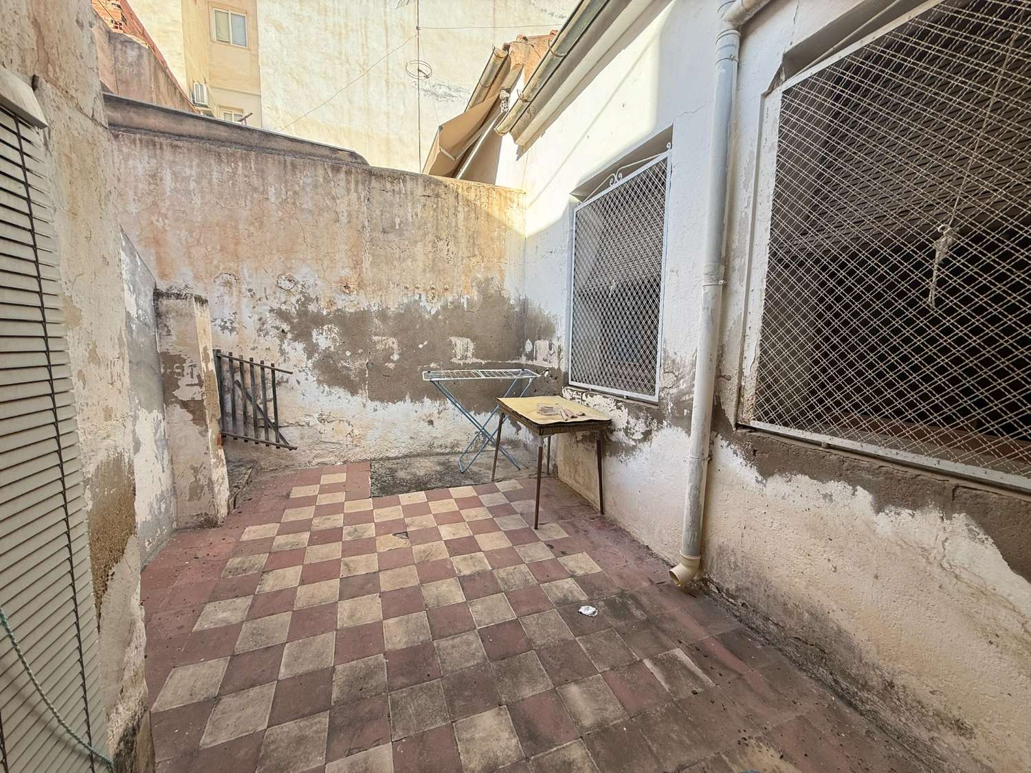 Refurb Project - Single-Storey Home with Patio and Great Potential in Crevillente