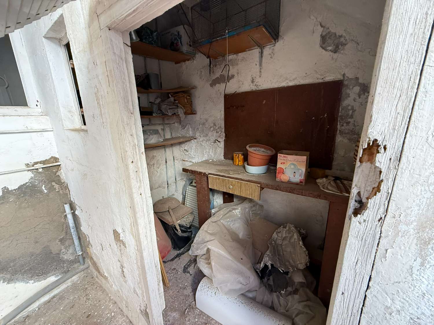 Refurb Project - Single-Storey Home with Patio and Great Potential in Crevillente