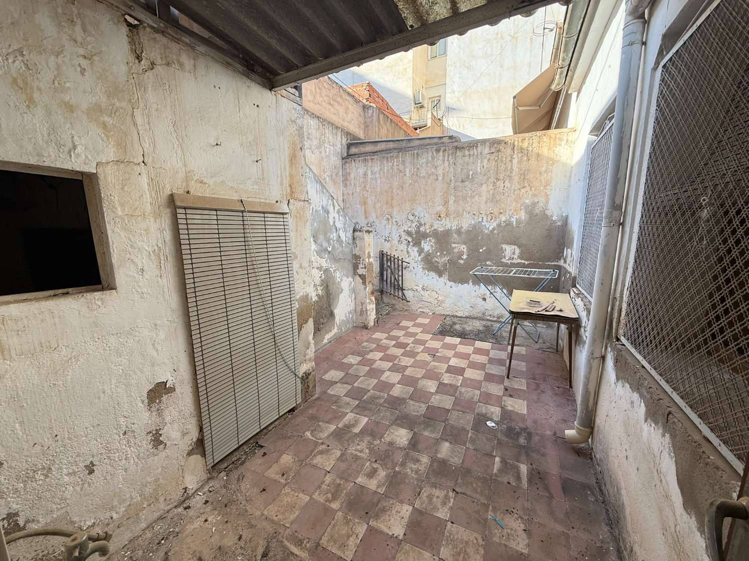 Refurb Project - Single-Storey Home with Patio and Great Potential in Crevillente