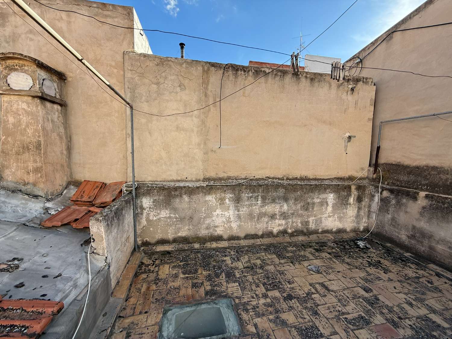 Refurb Project - Single-Storey Home with Patio and Great Potential in Crevillente
