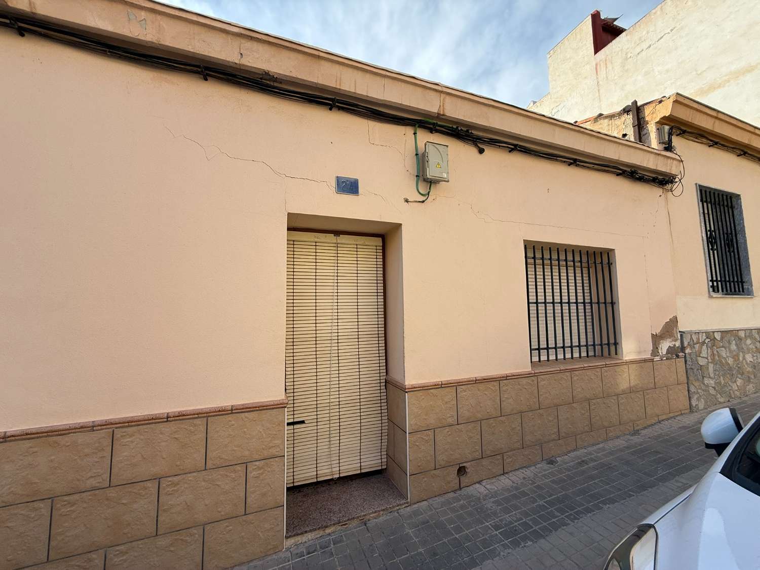 Refurb Project - Single-Storey Home with Patio and Great Potential in Crevillente