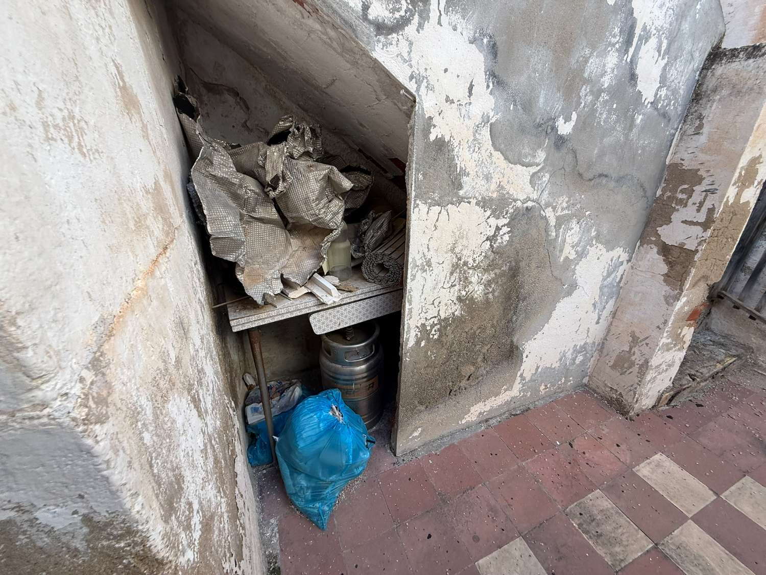 Refurb Project - Single-Storey Home with Patio and Great Potential in Crevillente