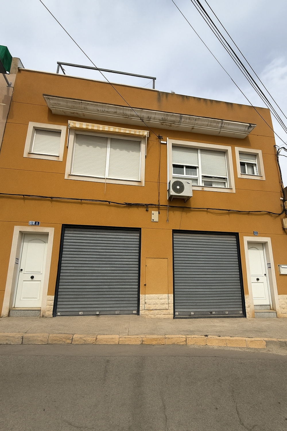 3 Bedroom, 2 Bathroom Townhouse with Large Roof Terrace and Barbecue For Long Term Rent in Crevillente