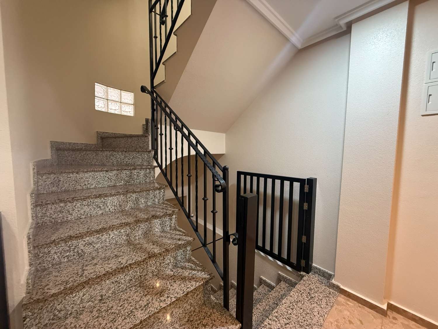 3 Bedroom, 2 Bathroom Townhouse with Large Roof Terrace and Barbecue For Long Term Rent in Crevillente