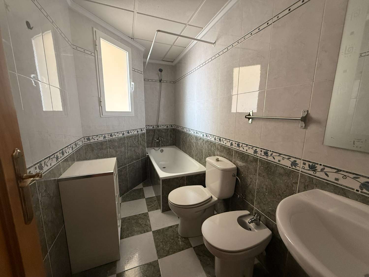 3 Bedroom, 2 Bathroom Townhouse with Large Roof Terrace and Barbecue For Long Term Rent in Crevillente