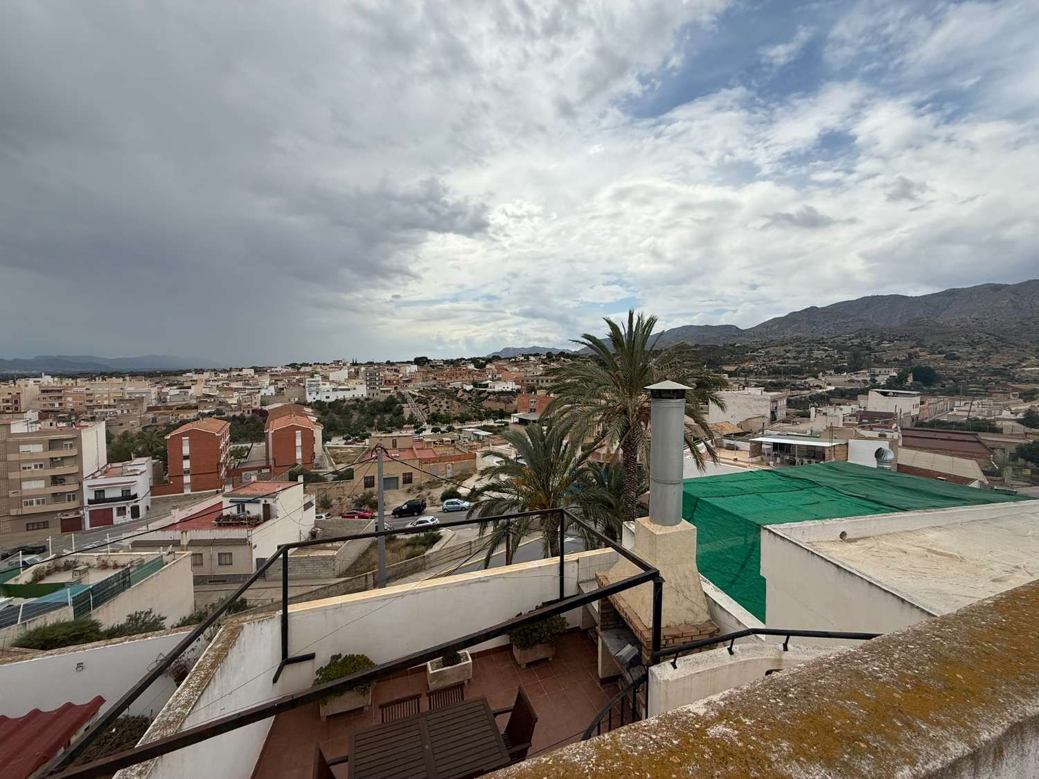 3 Bedroom, 2 Bathroom Townhouse with Large Roof Terrace and Barbecue For Long Term Rent in Crevillente