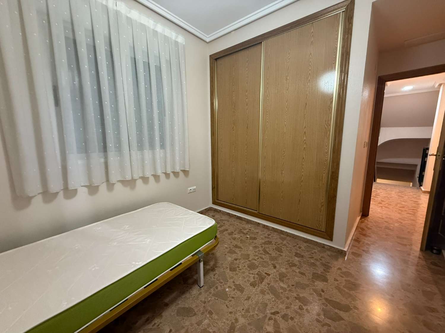 3 Bedroom, 2 Bathroom Townhouse with Large Roof Terrace and Barbecue For Long Term Rent in Crevillente