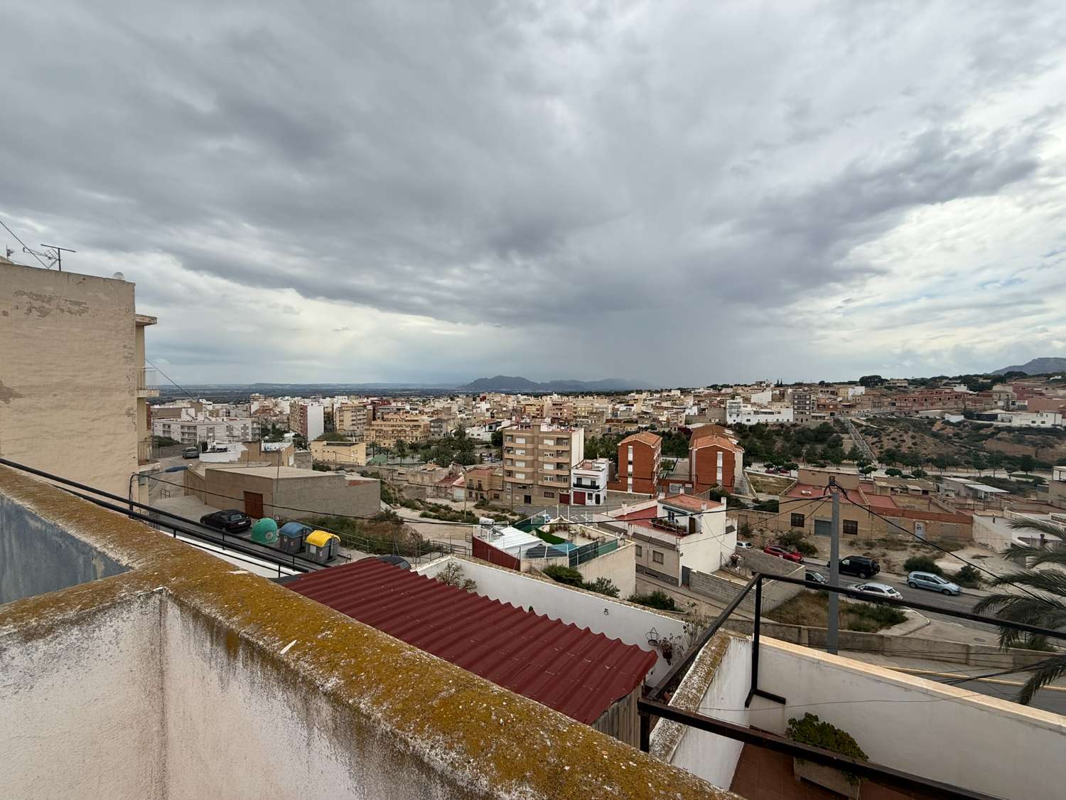 3 Bedroom, 2 Bathroom Townhouse with Large Roof Terrace and Barbecue For Long Term Rent in Crevillente