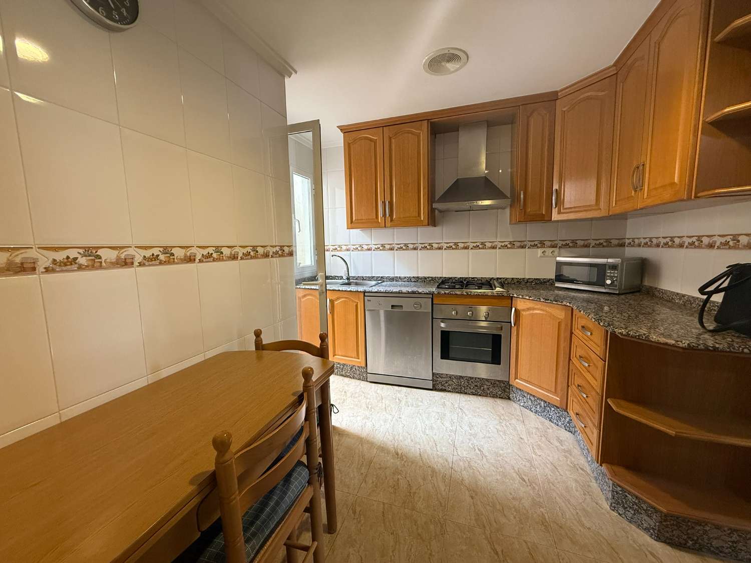 3 Bedroom, 2 Bathroom Townhouse with Large Roof Terrace and Barbecue For Long Term Rent in Crevillente