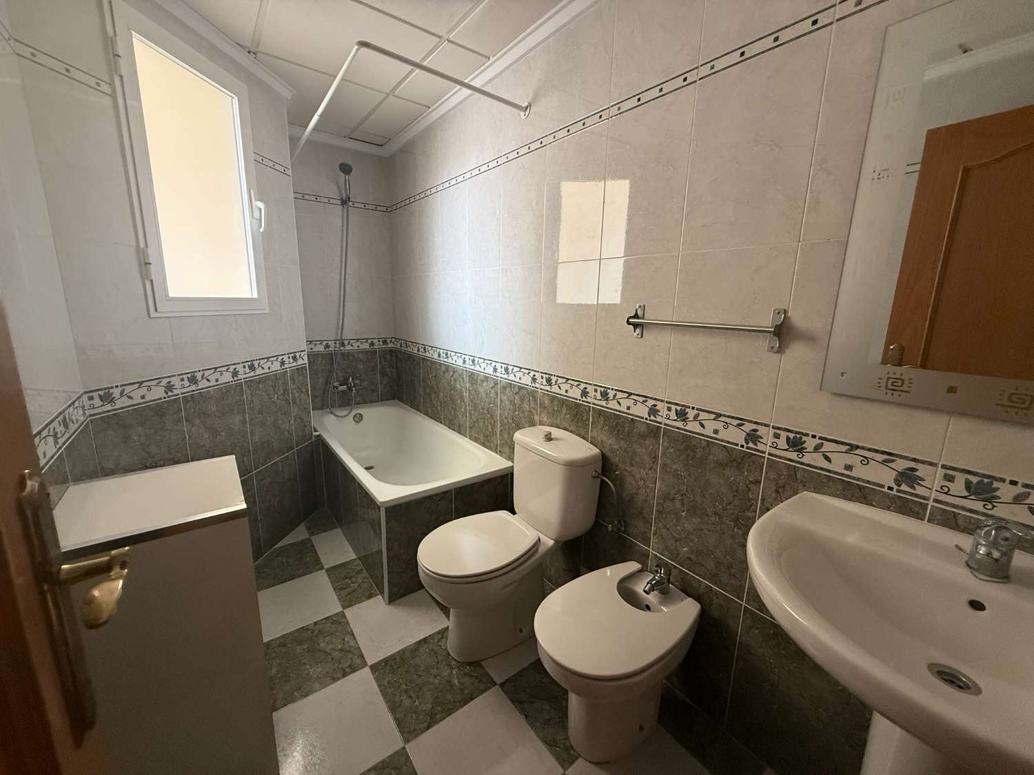 3 Bedroom, 2 Bathroom Townhouse with Large Roof Terrace and Barbecue For Long Term Rent in Crevillente