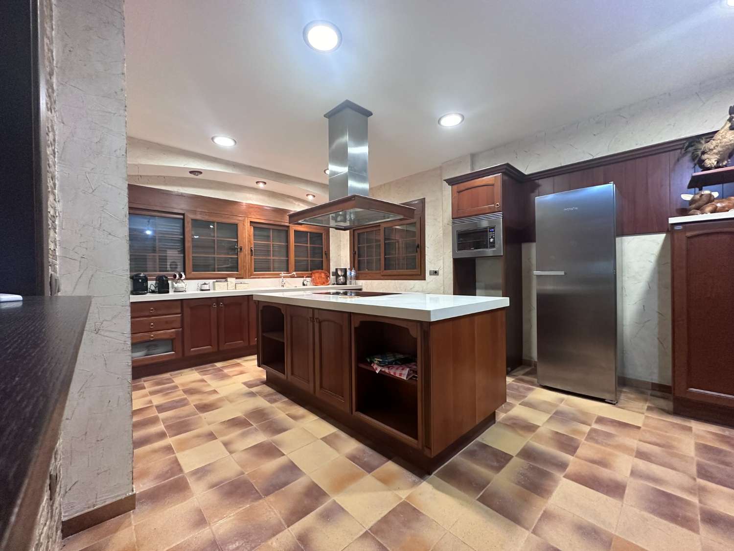 Rustic Manor for Sale in Catral – Huge Potential, Ideal for Rural Tourism or Events Venue