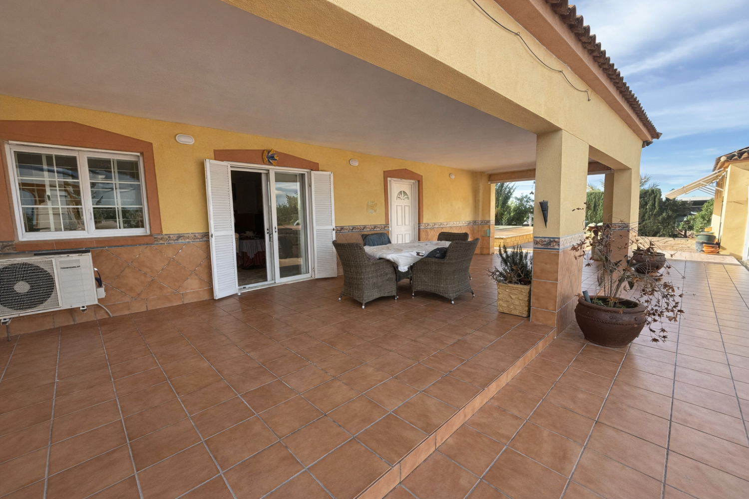 Amazing 4-Bedroom, 180 m² Solar-Powered Villa with 10 x 5 Pool on a 2,000 m² Plot, Close to Elche, Beaches and the Airport