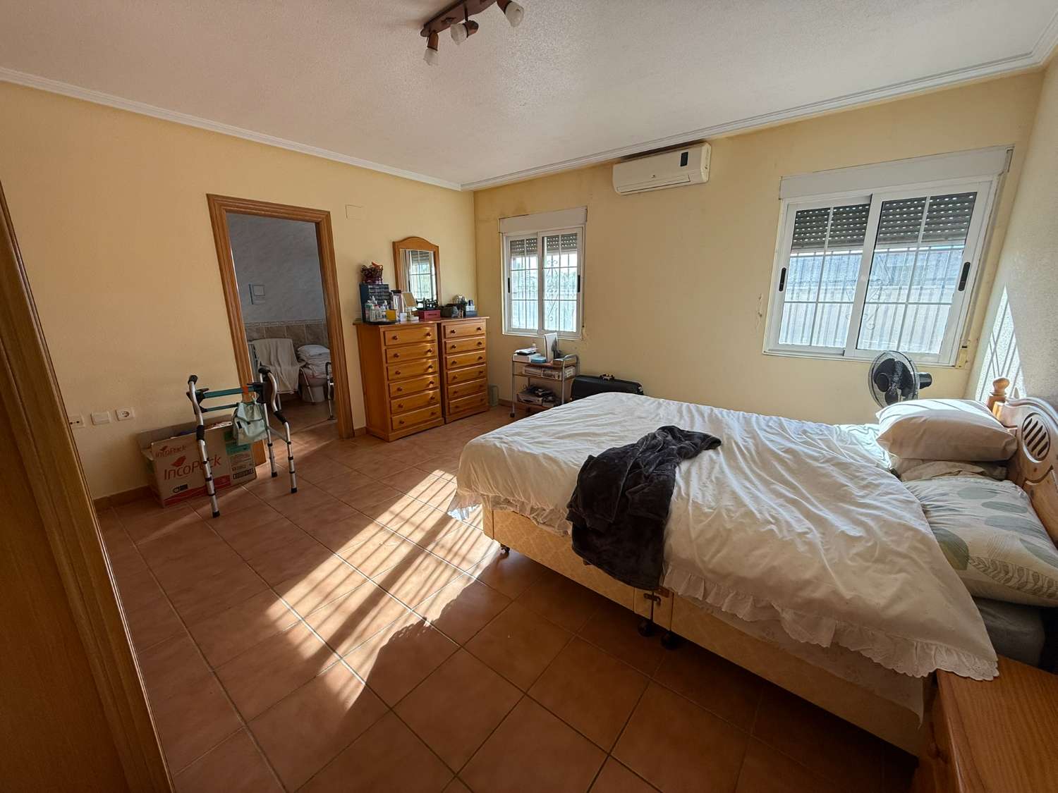 Amazing 4-Bedroom, 180 m² Solar-Powered Villa with 10 x 5 Pool on a 2,000 m² Plot, Close to Elche, Beaches and the Airport