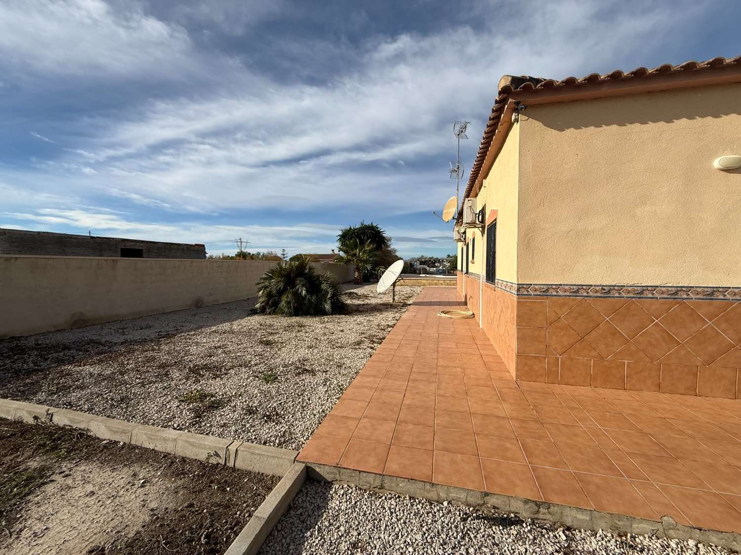 Amazing 4-Bedroom, 180 m² Solar-Powered Villa with 10 x 5 Pool on a 2,000 m² Plot, Close to Elche, Beaches and the Airport