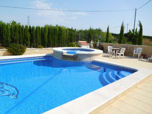 A great 2 bed Atlas Super Oakwood with decking and outside kitchen