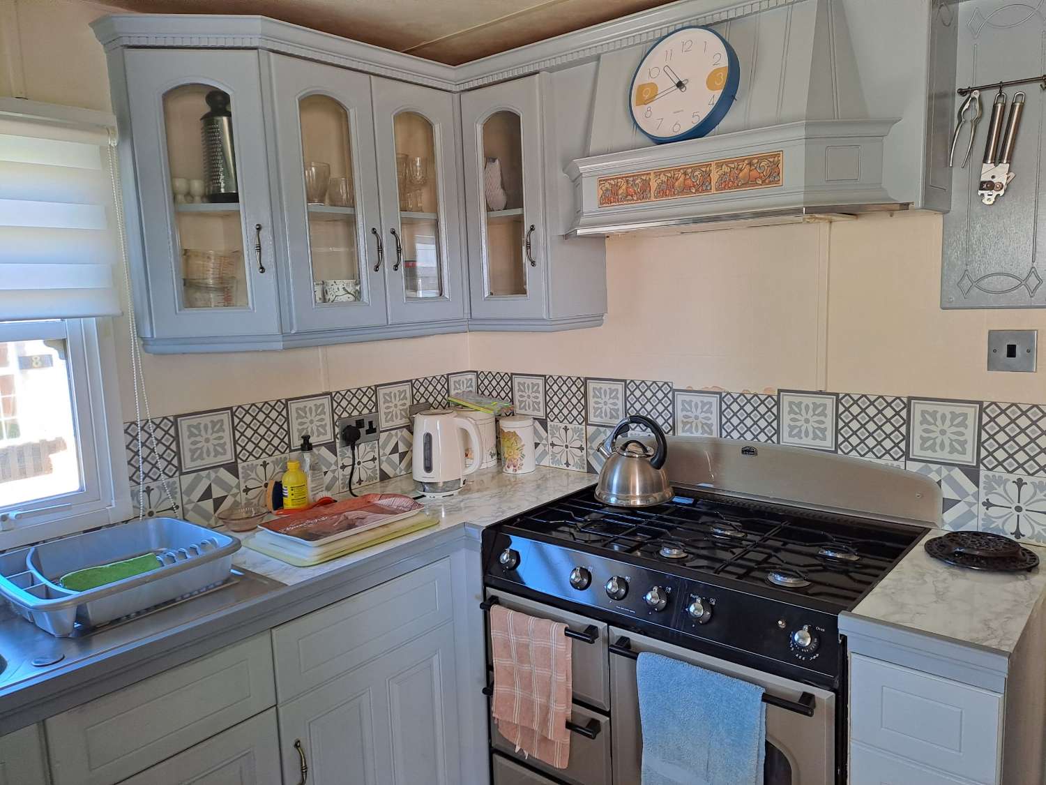 A great 2 bed Atlas Super Oakwood with decking and outside kitchen