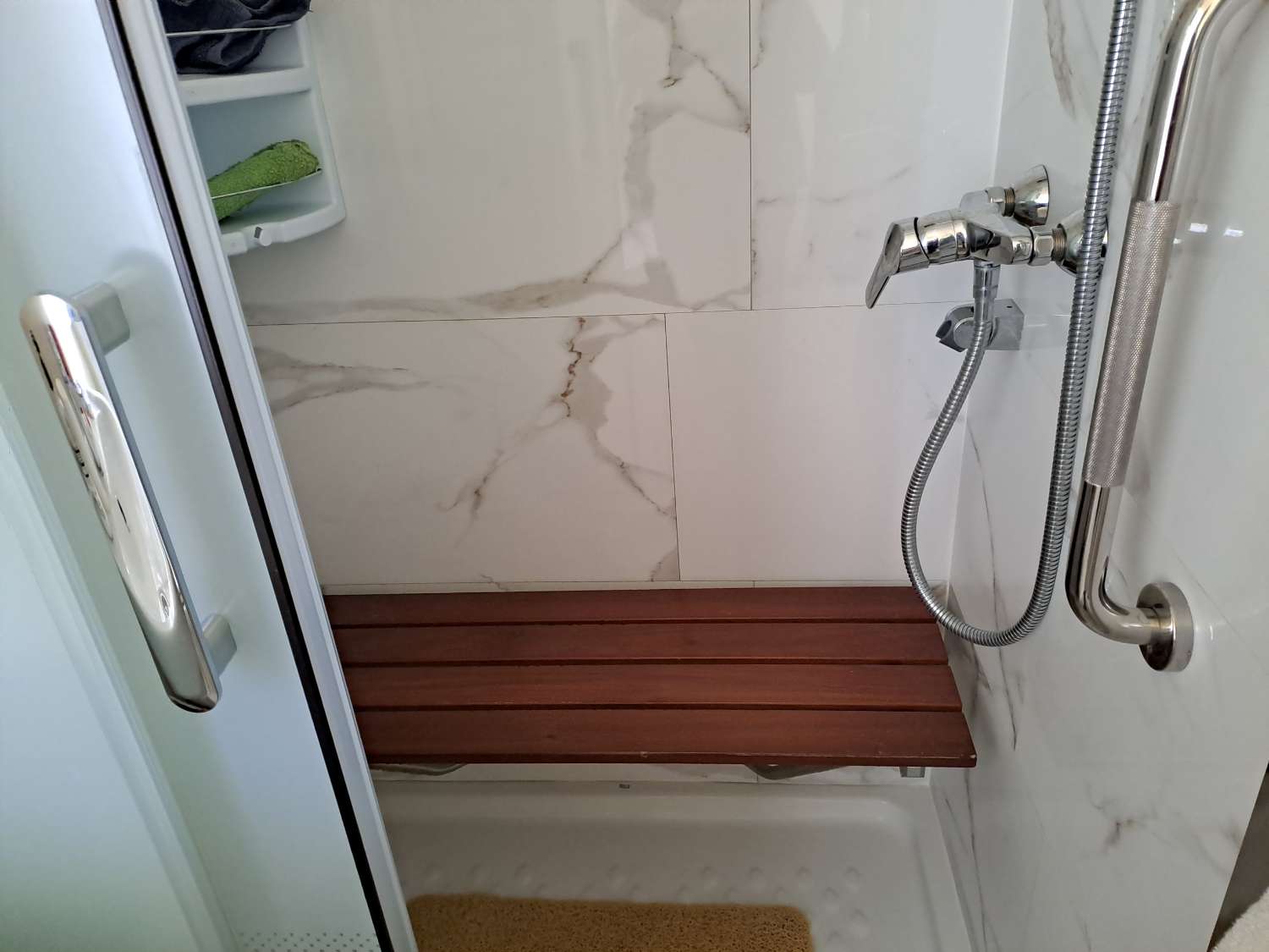 A great 2 bed Atlas Super Oakwood with decking and outside kitchen