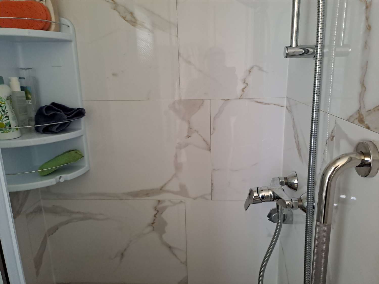 A great 2 bed Atlas Super Oakwood with decking and outside kitchen