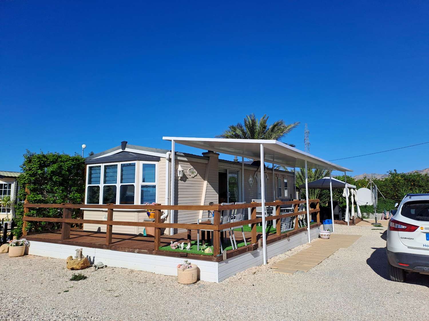 A great 2 bed Atlas Super Oakwood with decking and outside kitchen