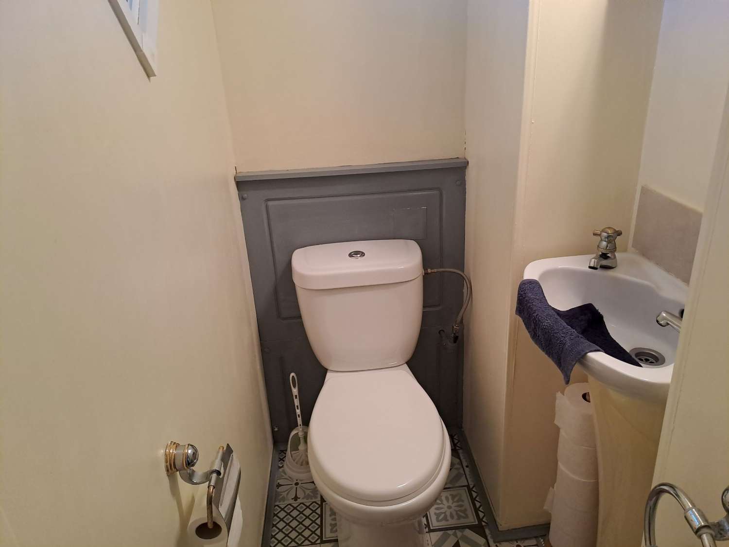 A great 2 bed Atlas Super Oakwood with decking and outside kitchen