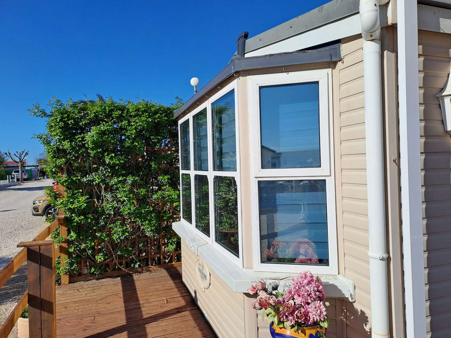 A great 2 bed Atlas Super Oakwood with decking and outside kitchen