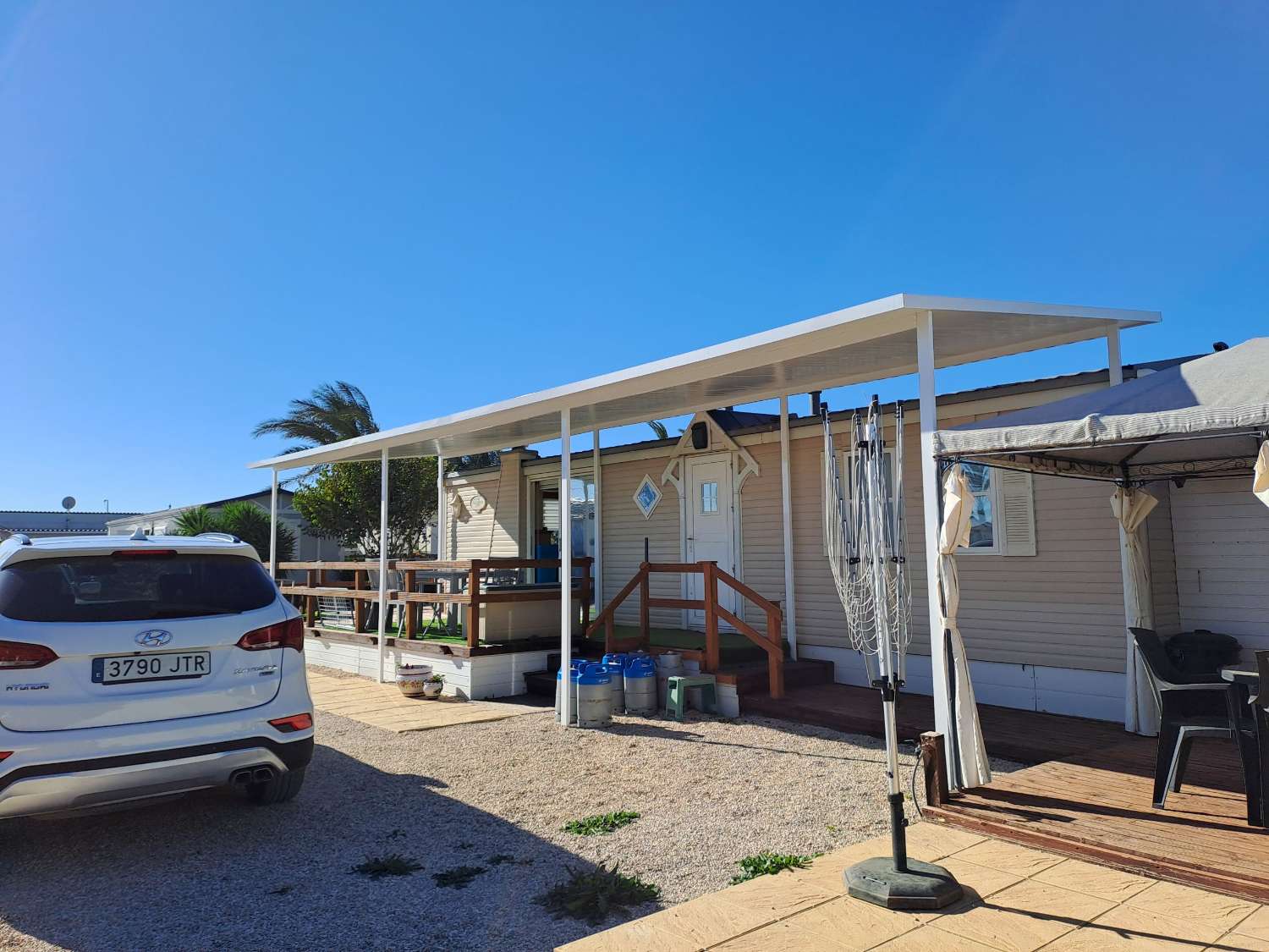 A great 2 bed Atlas Super Oakwood with decking and outside kitchen