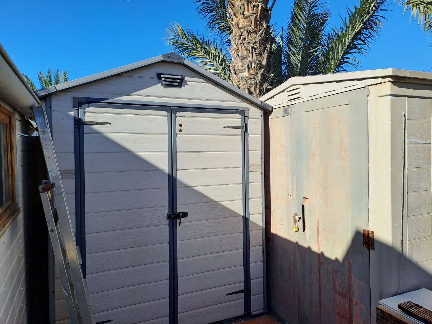 A great 2 bed Atlas Super Oakwood with decking and outside kitchen