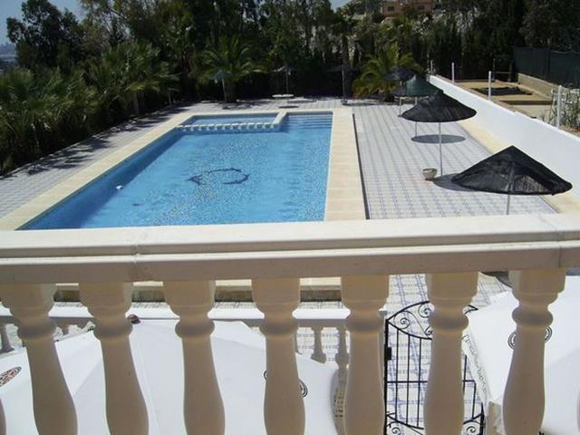Willerby mobile home in the sun with communal pool and bar