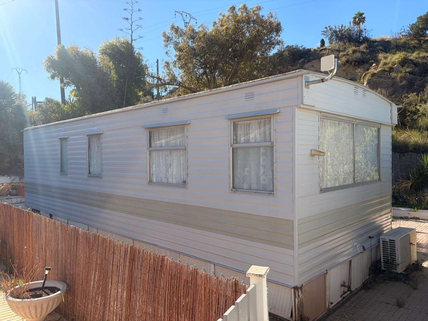 Willerby mobile home in the sun with communal pool and bar