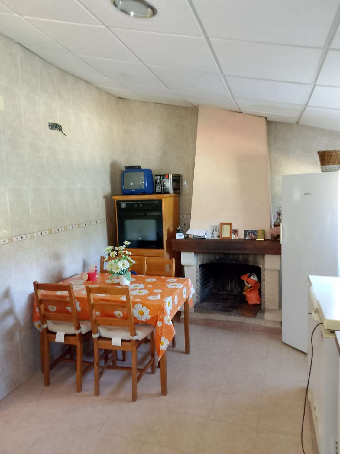 Spacious 4-Bedroom Rustic Property on a 3000m2 Plot in Rafal