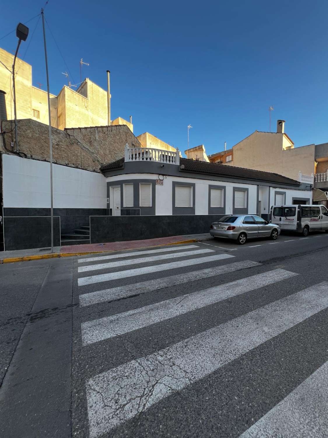Atemberaubendes, vollständig renoviertes Stadthaus mit zwei Schlafzimmern in erstklassiger Lage in Almoradí