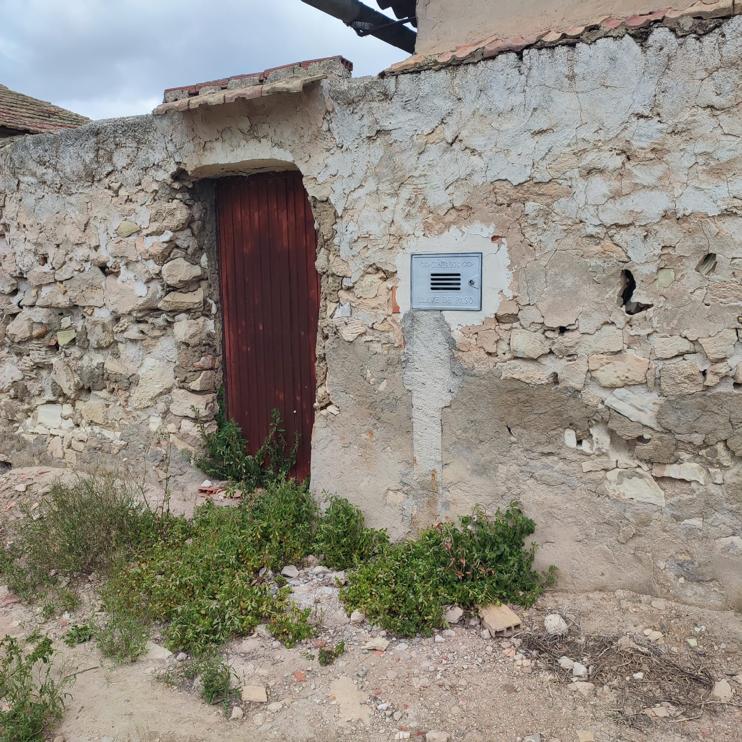 Country House for Renovation with 17,775 m² of Agricultural Land in the Dolores Countryside