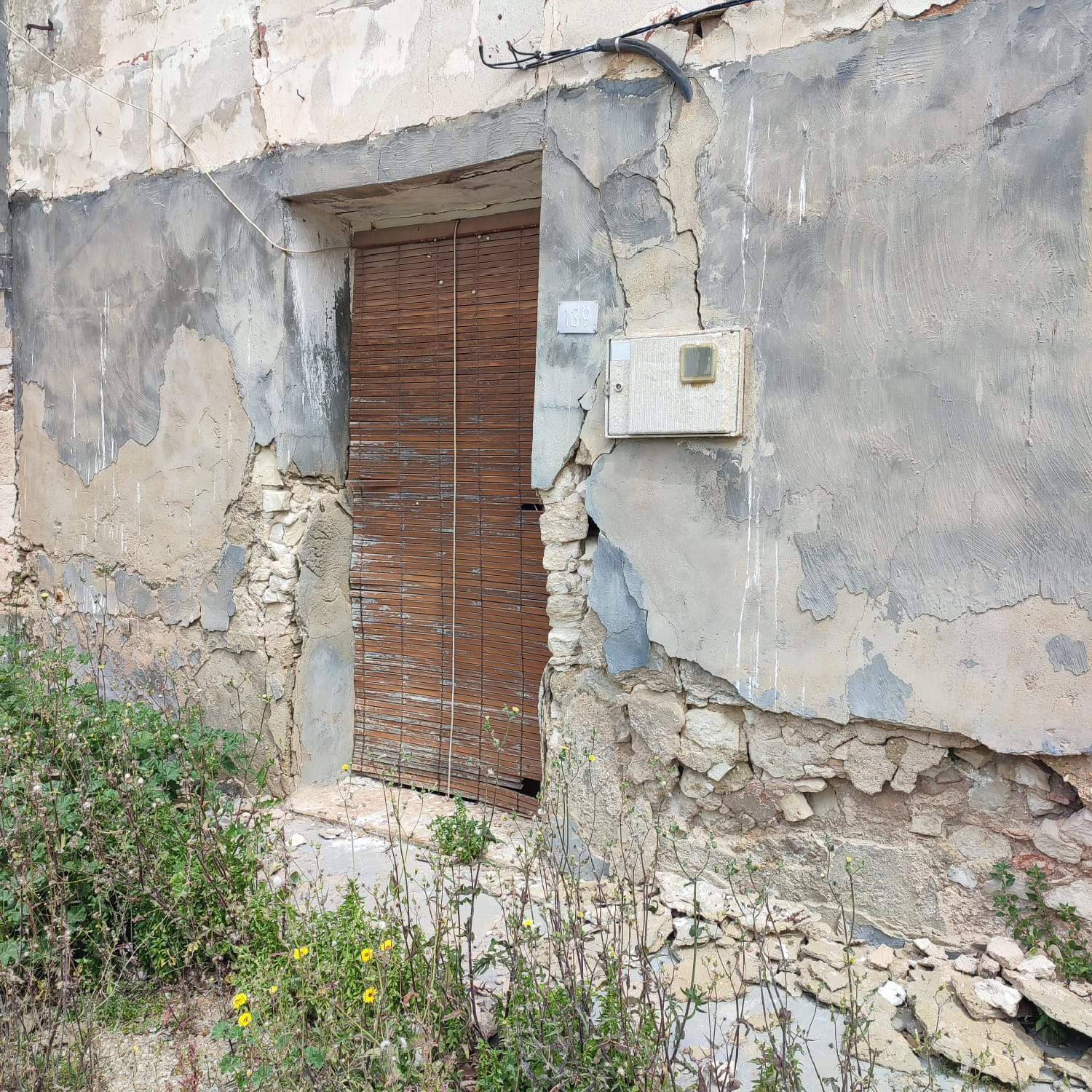 Country House for Renovation with 17,775 m² of Agricultural Land in the Dolores Countryside
