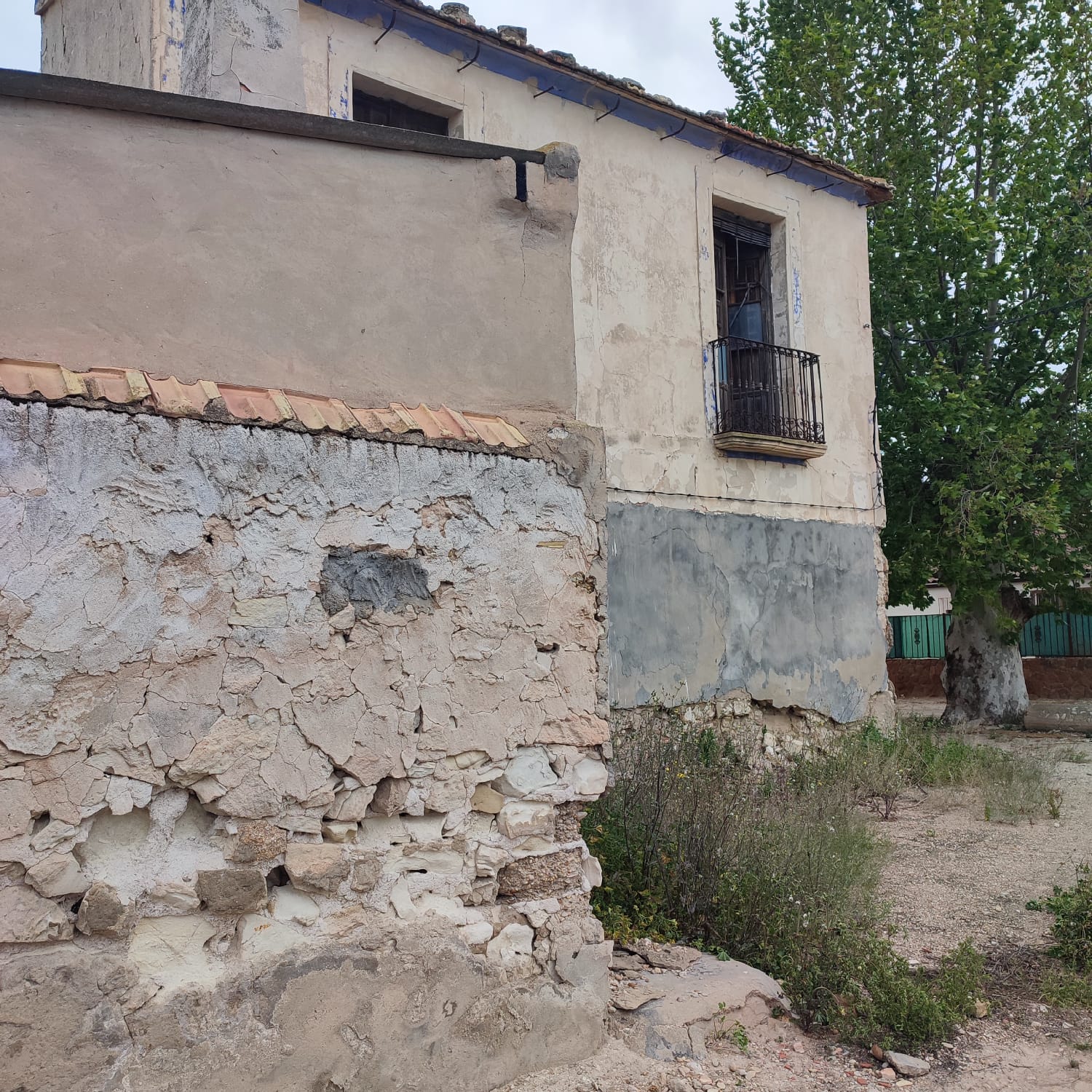 Country House for Renovation with 17,775 m² of Agricultural Land in the Dolores Countryside