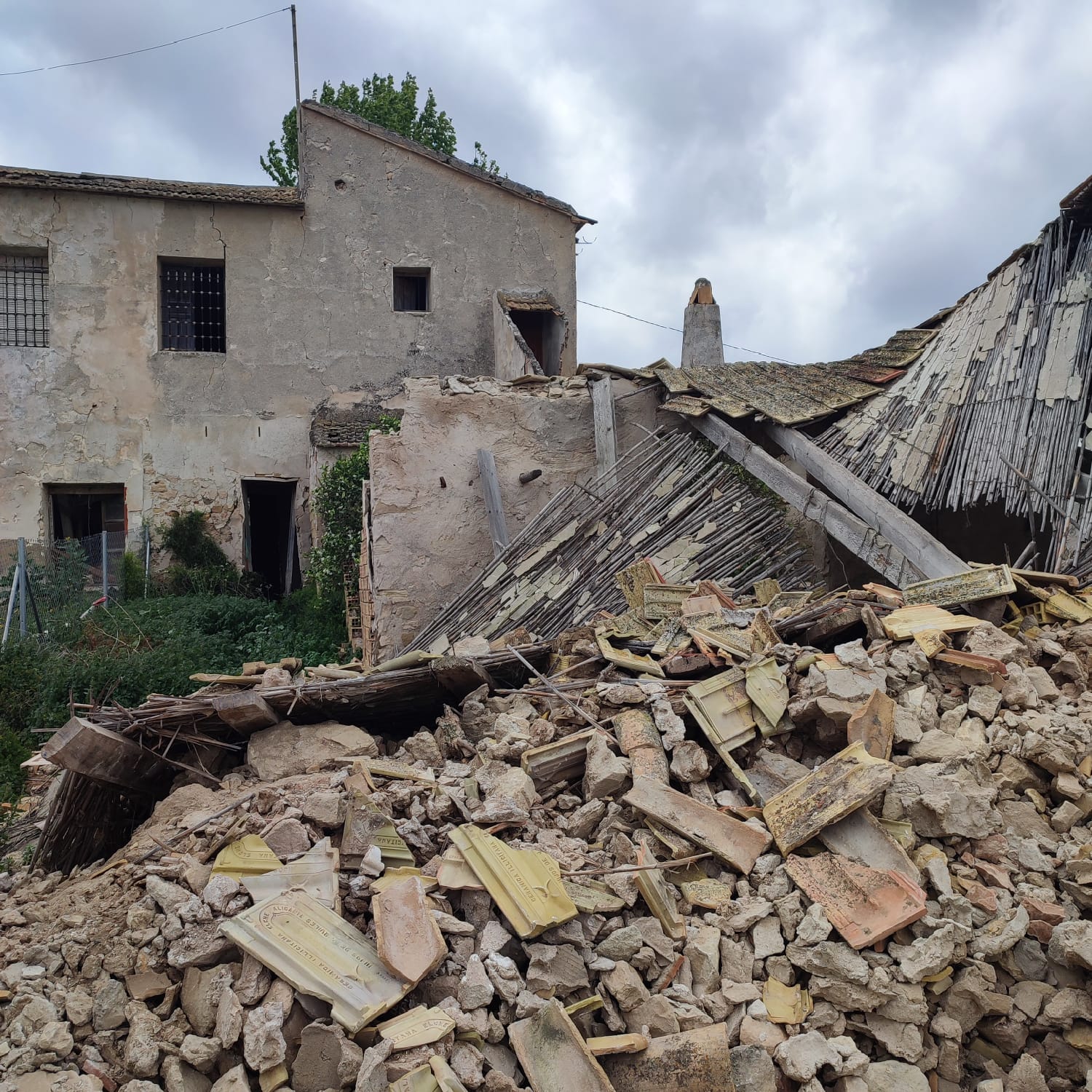 Country House for Renovation with 17,775 m² of Agricultural Land in the Dolores Countryside