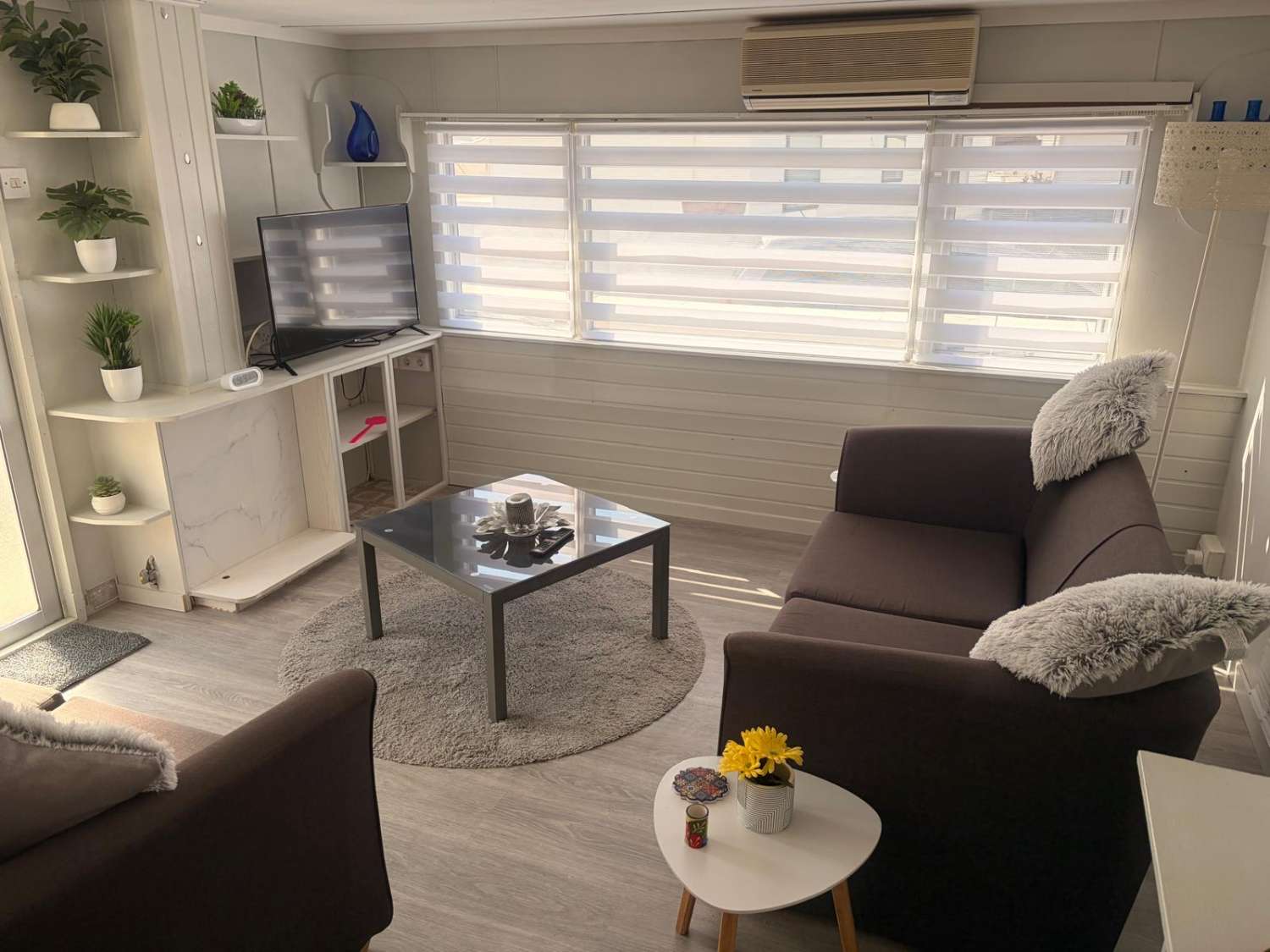 Delta 12 Refurbished One-Bedroom Mobile Home with communal pool