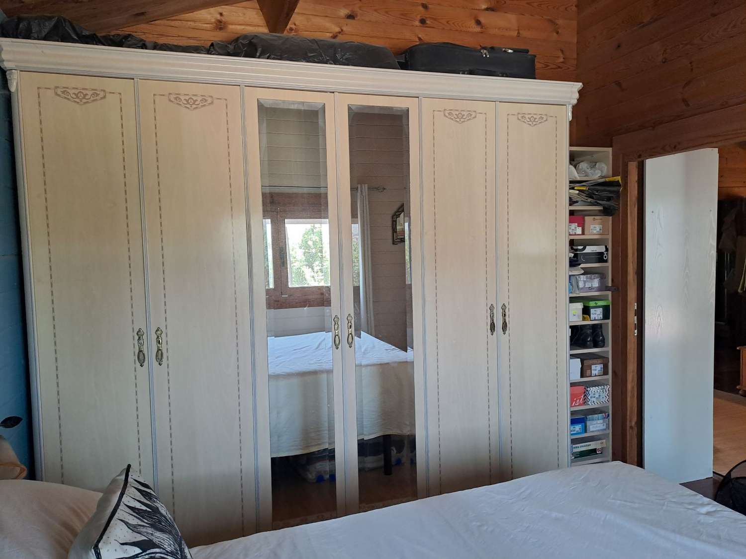 Rare Opportunity – Beautiful 2-Bedroom Wooden Cabin with Separate Guest Annex