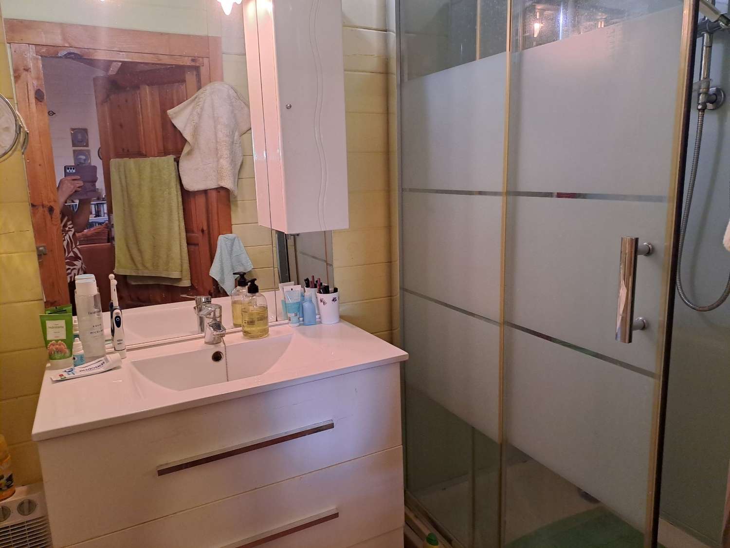 Rare Opportunity – Beautiful 2-Bedroom Wooden Cabin with Separate Guest Annex