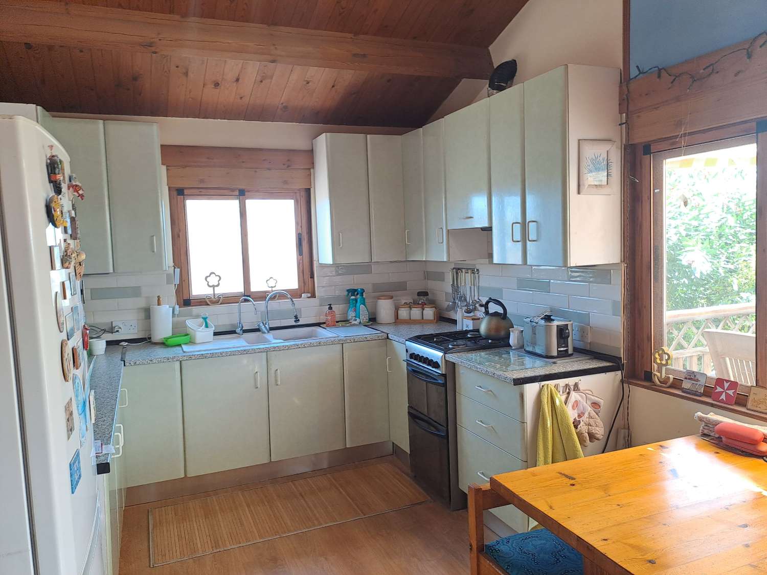 Rare Opportunity – Beautiful 2-Bedroom Wooden Cabin with Separate Guest Annex