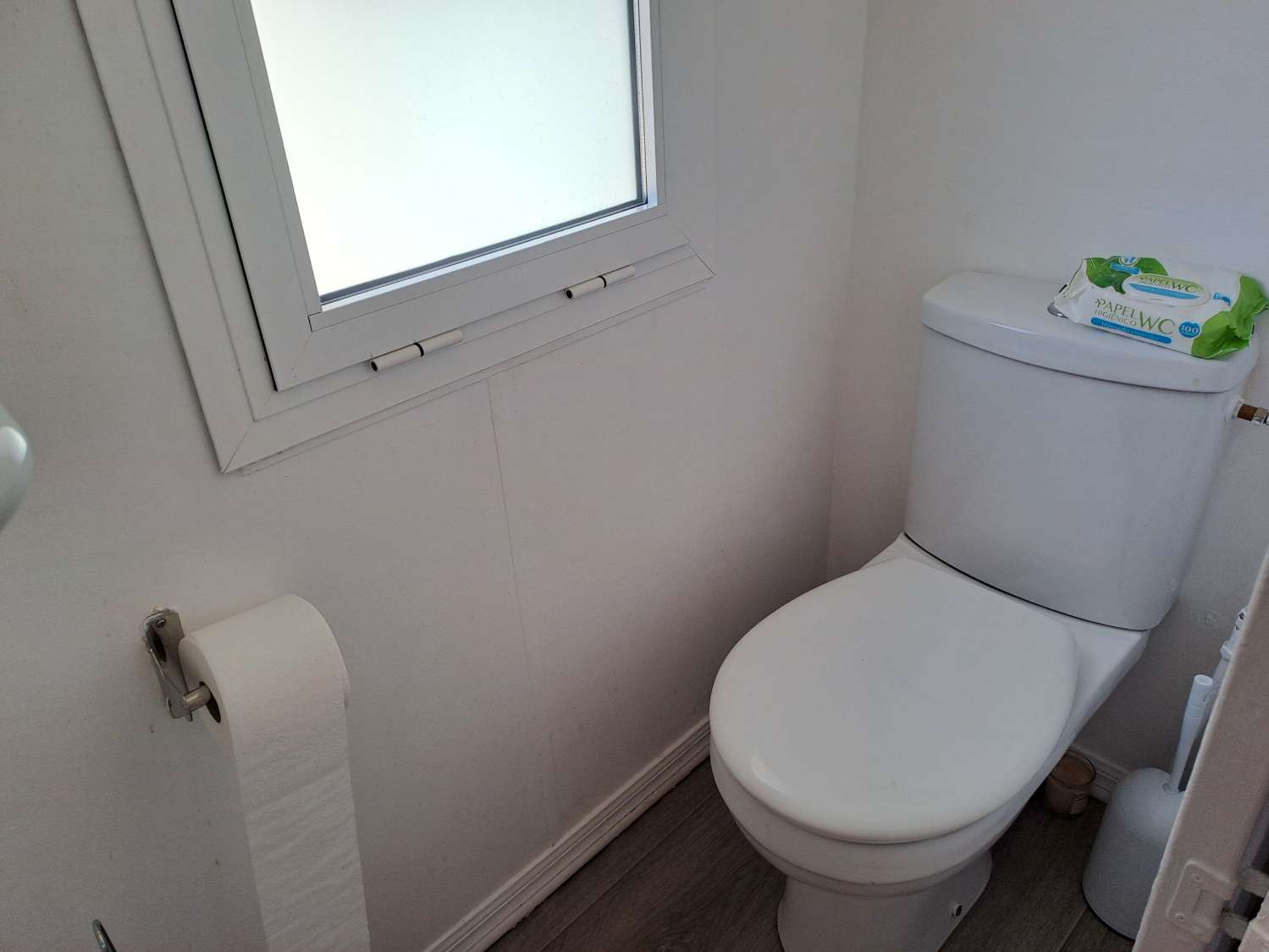 Mobile home with conservatory on private site