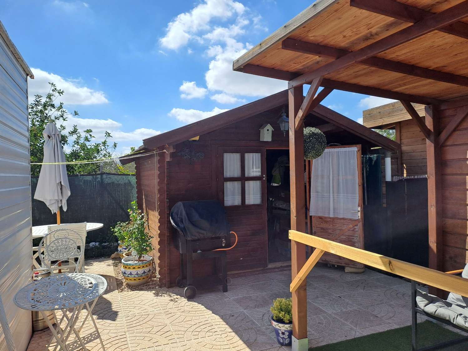 Mobile home with conservatory on private site