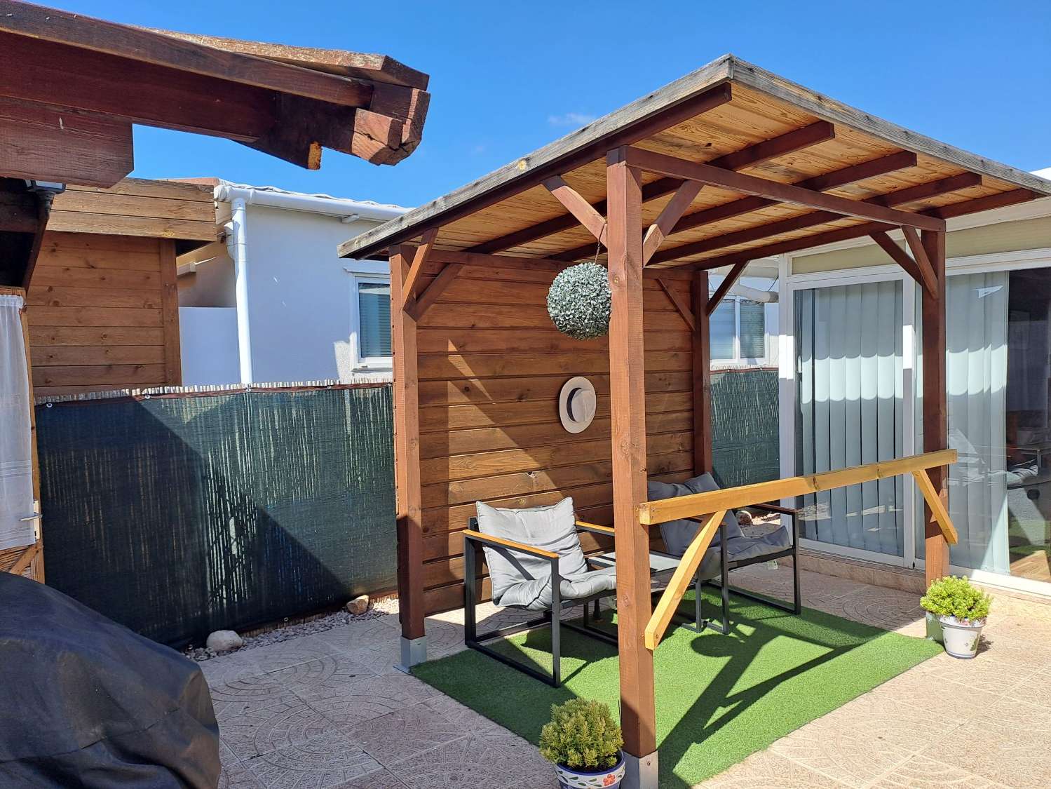Mobile home with conservatory on private site