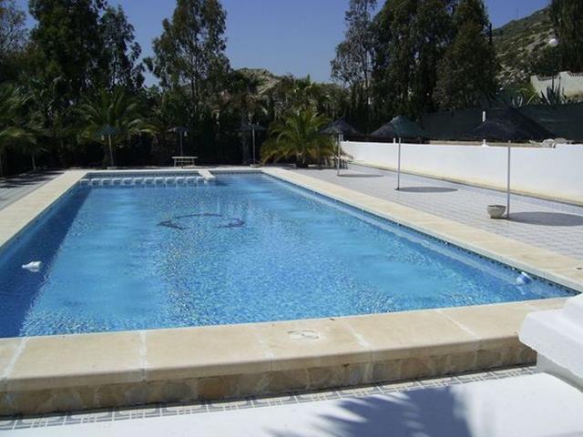 1 bed mobile home with communal pool