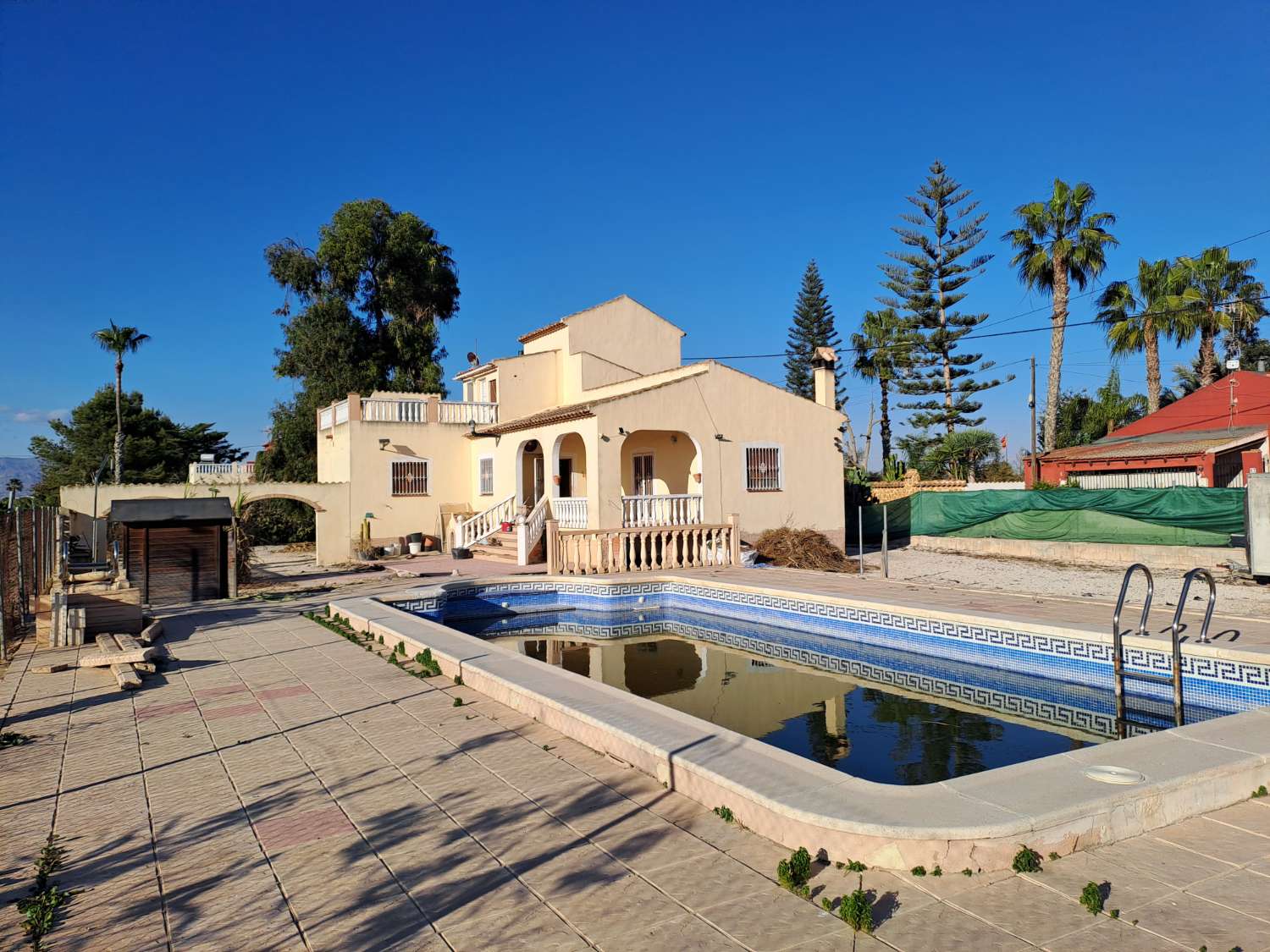 Spacious 4-Bedroom Villa with Pool, Roof Terrace & Garden – Great Potential with Modest Investment
