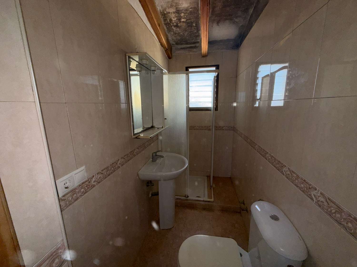 Spacious 4-Bedroom Villa with Pool, Roof Terrace & Garden – Great Potential with Modest Investment